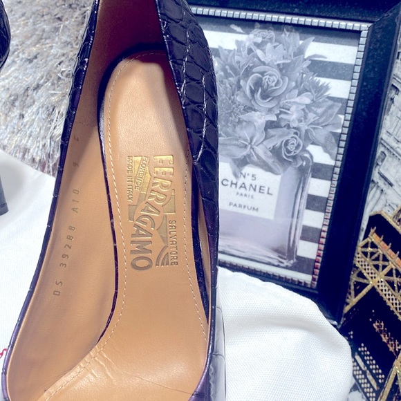 🔥🔥SALVATORE FERRAGAMO HEELS 💃🏻 LIKE NEW 💃🏻🔥🔥❤️💃🏻 - Picture 4 of 9